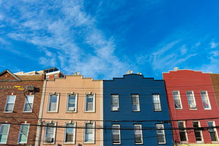 Una fila de coloridos edificios antiguos y un fondo de un cielo azul en Astoria Queens de la ciudad de Nueva York