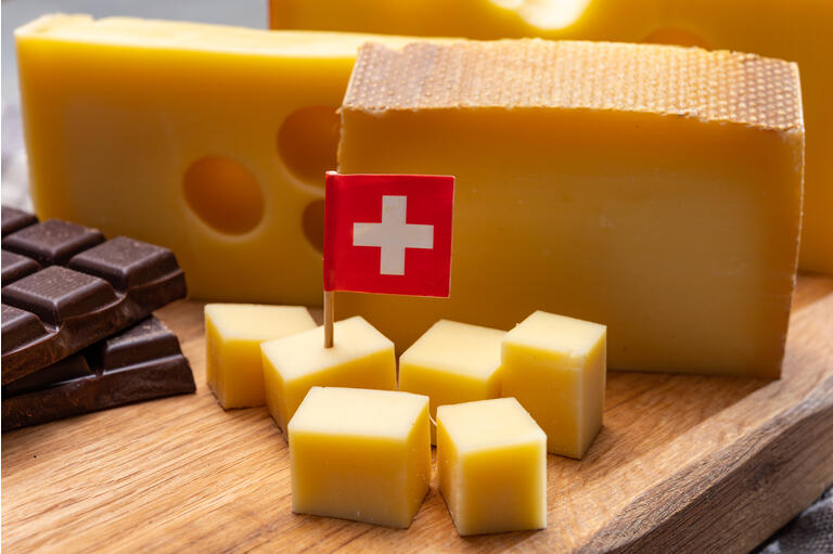 Smakelijk Zwitsers voedsel, blok van middelharde gele kaas emmental of emmentaler met ronde gaten, gerijptgruyere en hoge kwaliteit melkchocolade