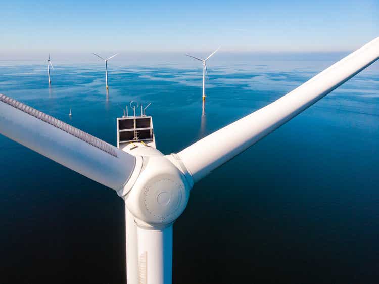 Turbina eolica dalla vista aerea, vista drone al windpark westermeerdijk un mulino a vento nel lago IJsselmeer il più grande dei Paesi Bassi, Sviluppo sostenibile, energia rinnovabile