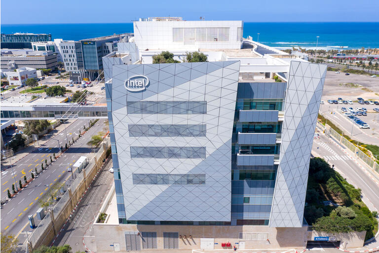 Intel logo en campus gebouw, op M.A.T.A.M Tech compound.