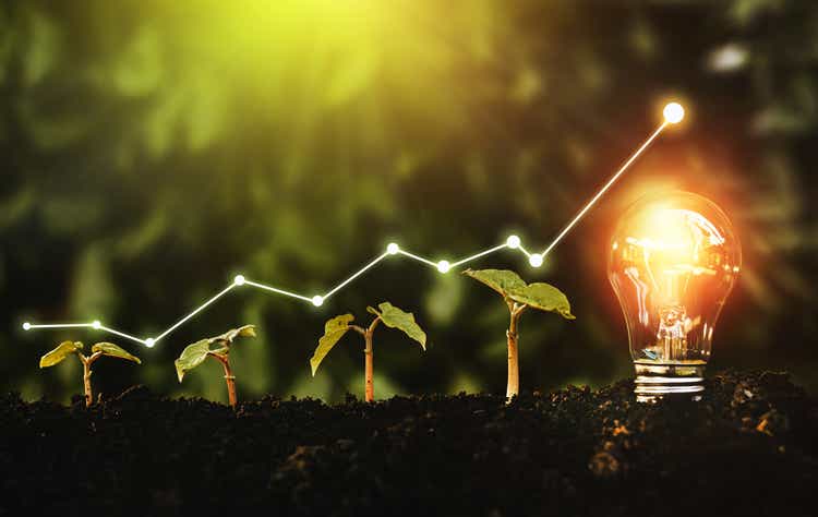 Gloeilamp is gelegen op de bodem, en plant groeien. Hernieuwbare energieopwekking is in de toekomst essentieel.