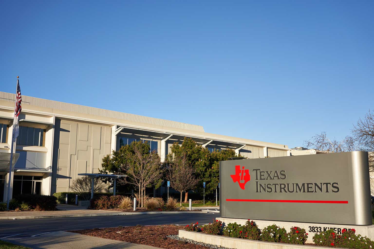 Texas Instruments: Why This Chip Giant Isn't Worth The Price (TXN ...