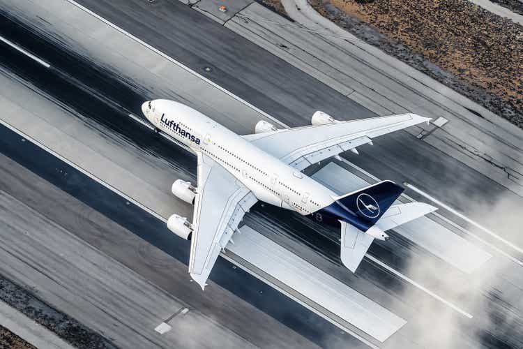 Luchtmening van Lufthansa A380 die van start gaat