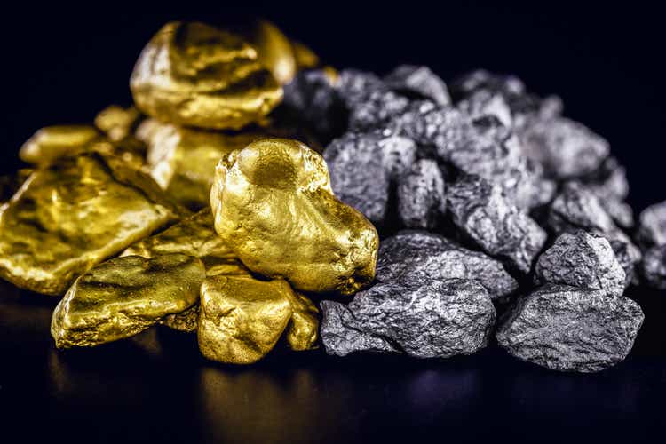 kameny ze zlata a stříbra hrubé, minerální extrakce zlata a stříbra. Koncept luxusu a bohatství.