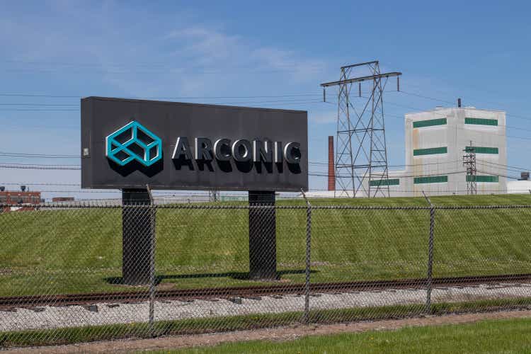 Arconic Schmiede- und Extrusionsanlage. Arconic entstand, als Alcoa seine Jet- und Autoteile-Operationen ablöste.