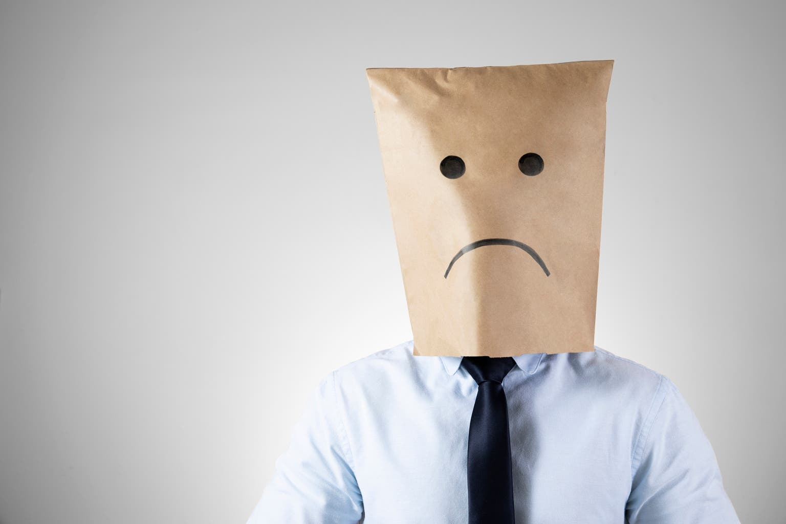 Paper face. Пакет на лице. Грустный пакет лицо. Человек с грустным лицом бумага. Модель лицо пакет.