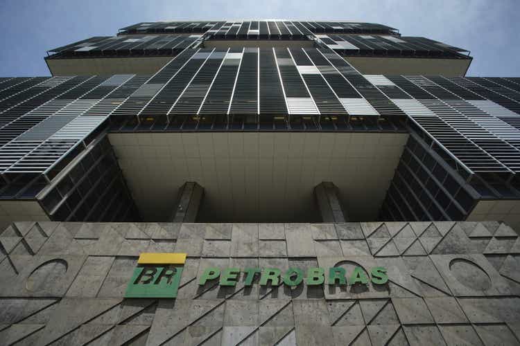 Bolsonaro Considers Privatization of Oil State Company Petrobras