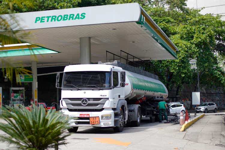 Bolsonaro considera privatización de petrolera estatal Petrobras
