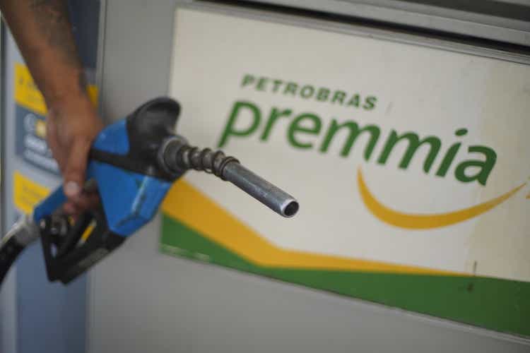 Bolsonaro considera privatizar petrolera estatal Petrobras