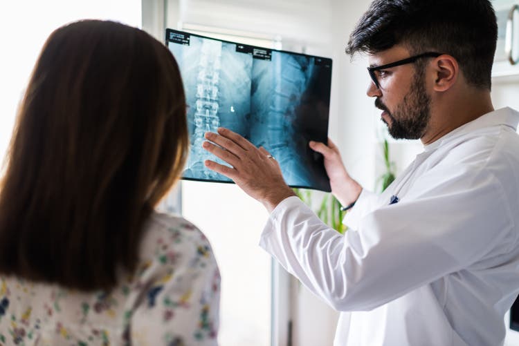 De arbeider van de gezondheidszorg thuis bezoek