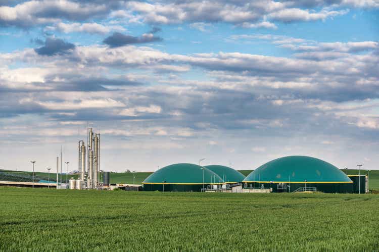 Generation of bioenergy with a biomethane plant under the evening sky