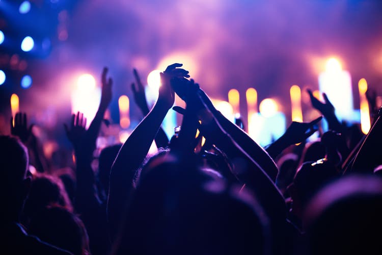 Müzik festivalinde havada elleri ile tezahürat kalabalık