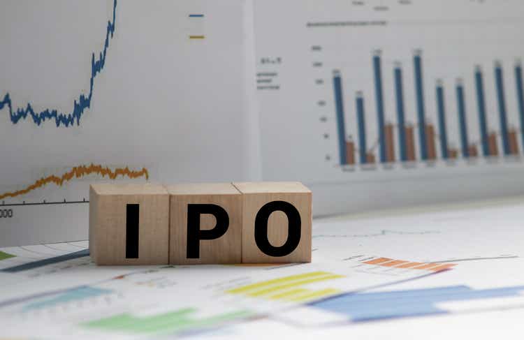 Een Notitieboekje met Bedrijfsnotities aanvankelijke munt die ICO versus IPO Aanvankelijke Openbare Aanbieding met bureauhulpmiddelen op gele blauwe achtergrond aanbiedt. Concept de keus van IPO of ICO