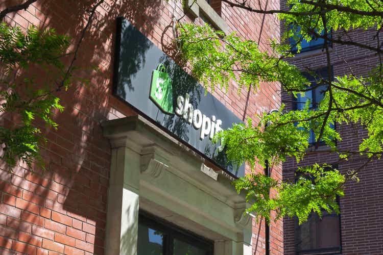 Shopify Zeichen auf ihrem Bürogebäude in Toronto.