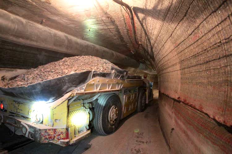 Mining of potash ore in an underground mine using a mining machine