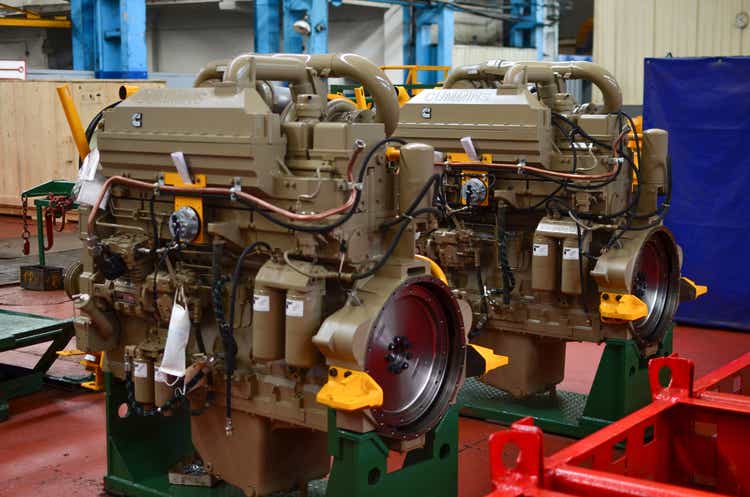 Heavy Duty Diesel Engines CUMMINS für Denmanier auf dem Industrieförderer in der Werkstatt eines AUTOMOBILwerks BELAZ