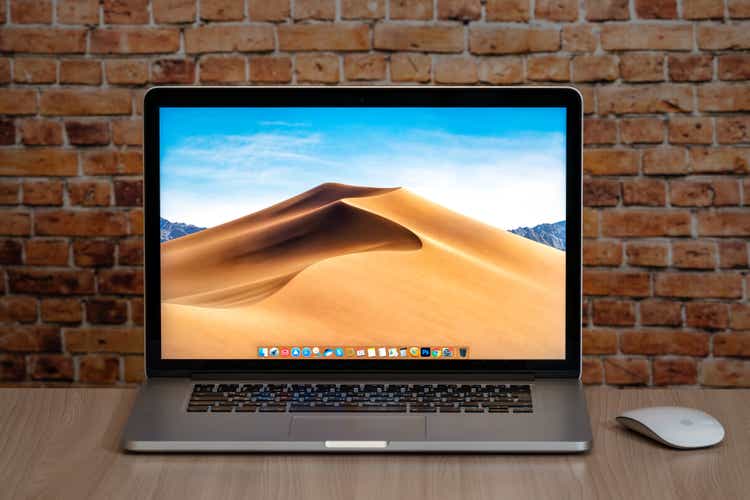 Apple Macbook pro 15 Retina on table