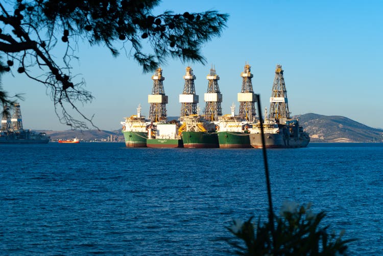 Transocean Oil Rig Schiffe vor Elefsina, Griechenland vor Anker