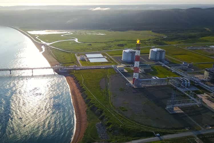 liquefied natural gas plant and a terminal for its transportatio