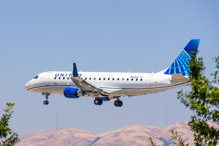 United Express vliegtuigen in het midden van de vlucht