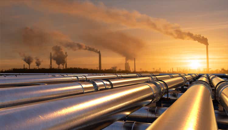 Pipelines, die zu einer Ölraffinerie führen