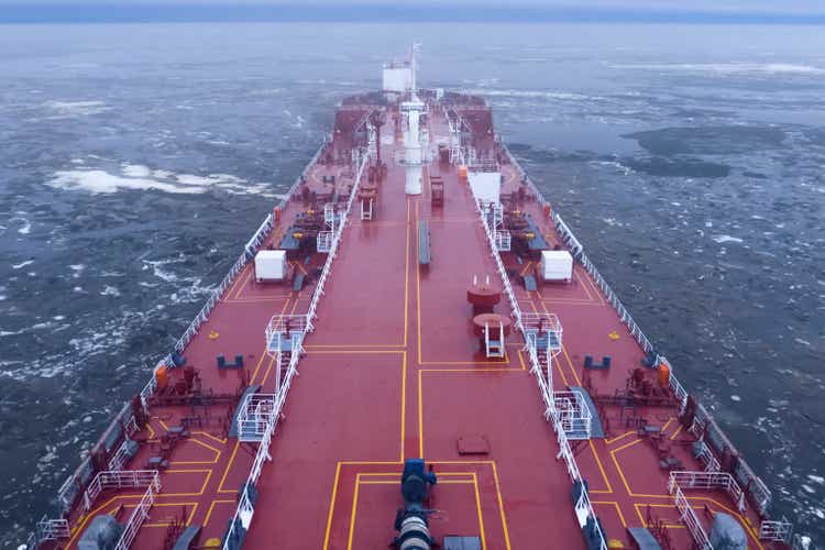 Von einem Schiff, das in der Arktis segelt. Landschaft der Arktis