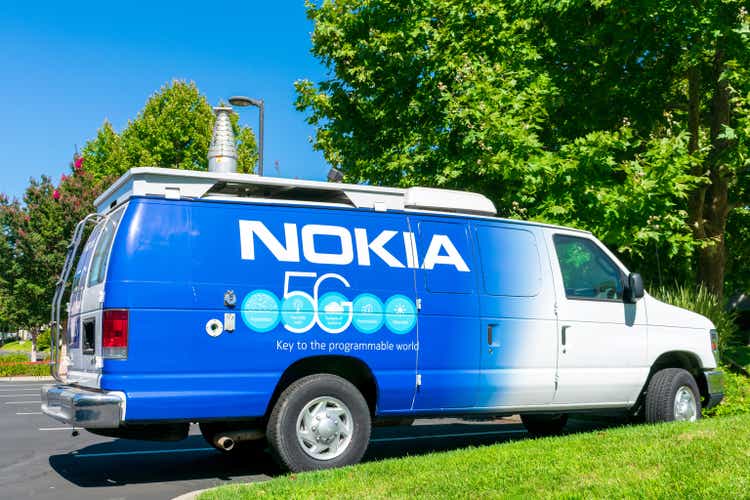 Nokia 5G wireless architecture feature sign on a car with a 5G telescopic antenna