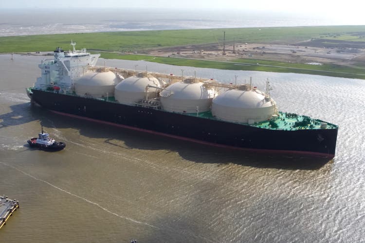 Towing liquefied gas tanker. Transportation of hydrocarbons by sea.