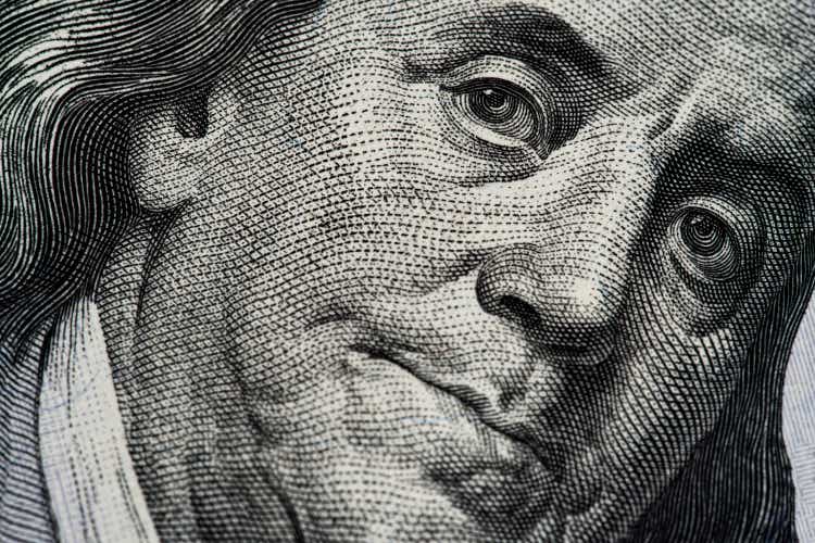 Retrato de Benjamin Franklin en billete de cien dólares de cerca