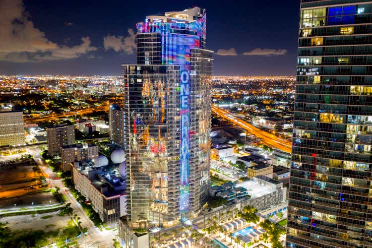 Fotografie aeriană de noapte Paramount Miami Worldcenter iluminată pe timp de noapte peisaj urban