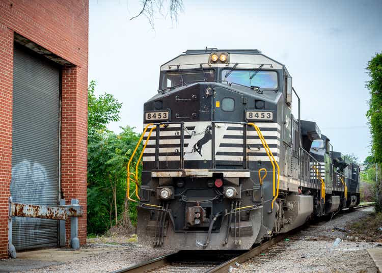 Looking At Railroads Like Buffett: Norfolk Southern (NYSE:NSC)