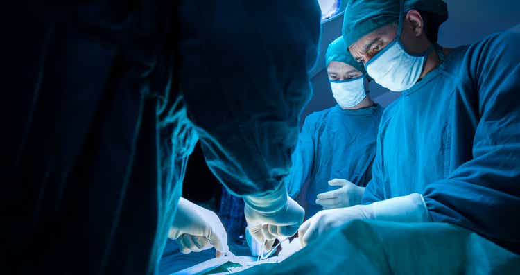 concentrated professional surgical doctor team operating surgery a patient in the operating room at the hospital. healthcare and medical concept."n
