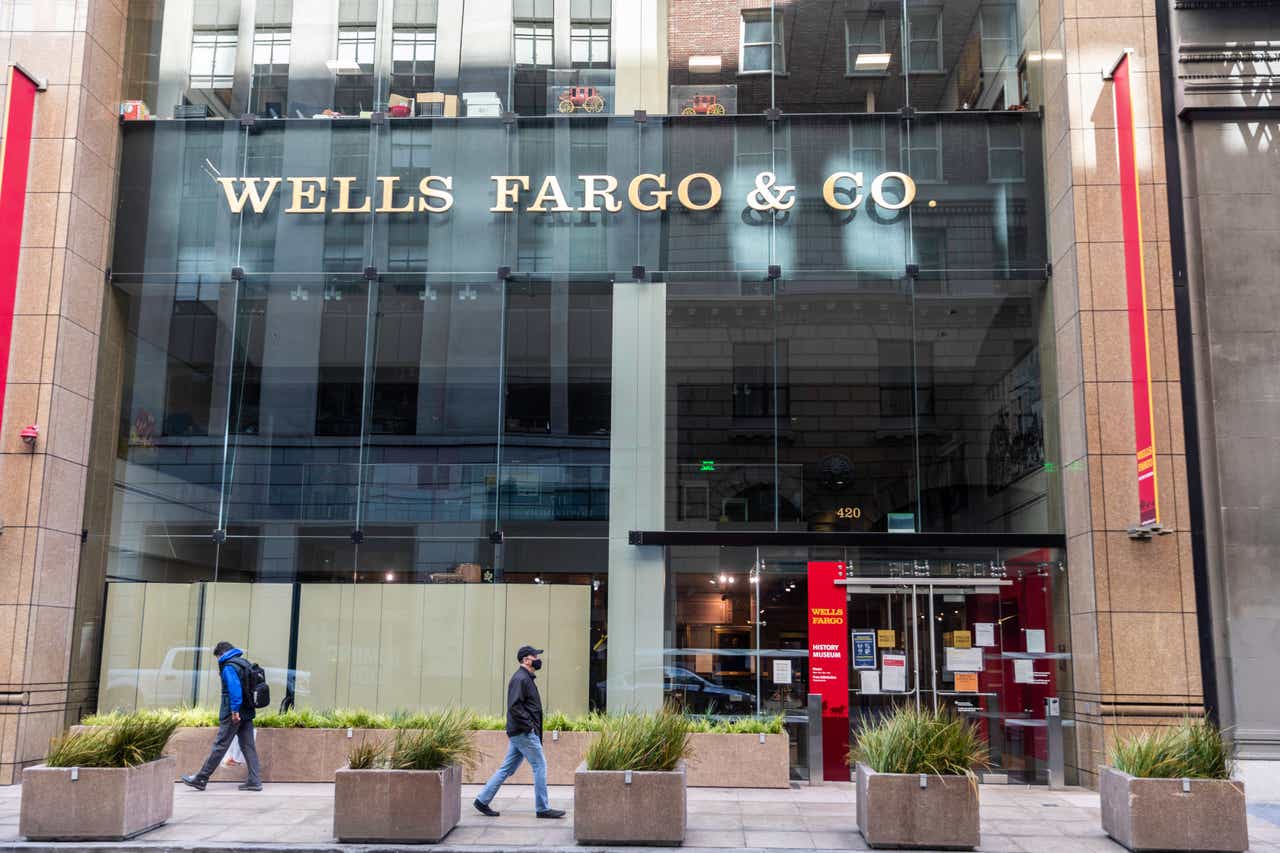 Wells Fargo boosts outlook for 2023 net interest and expenses