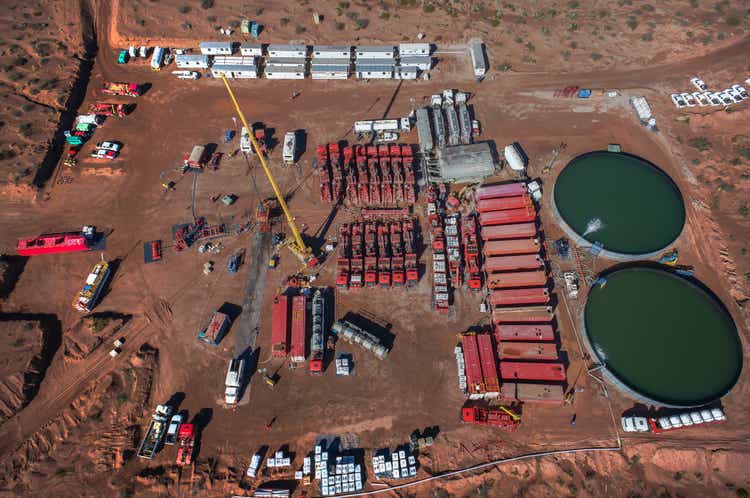 Vaca Muerta, Argentina, 26 de agosto de 2014: Extracción de petróleo no convencional. Batería de camiones de bombeo para fracturación hidráulica (Fracking).