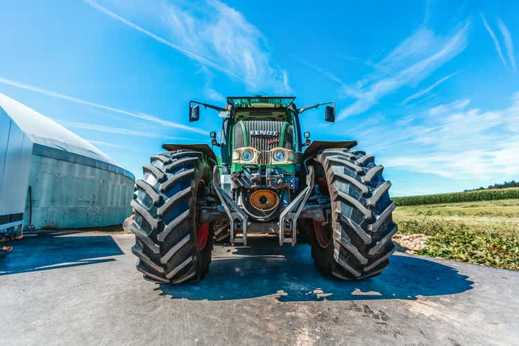 Trattore Fendt con carro caricatore, al lavoro su un impianto di biogas