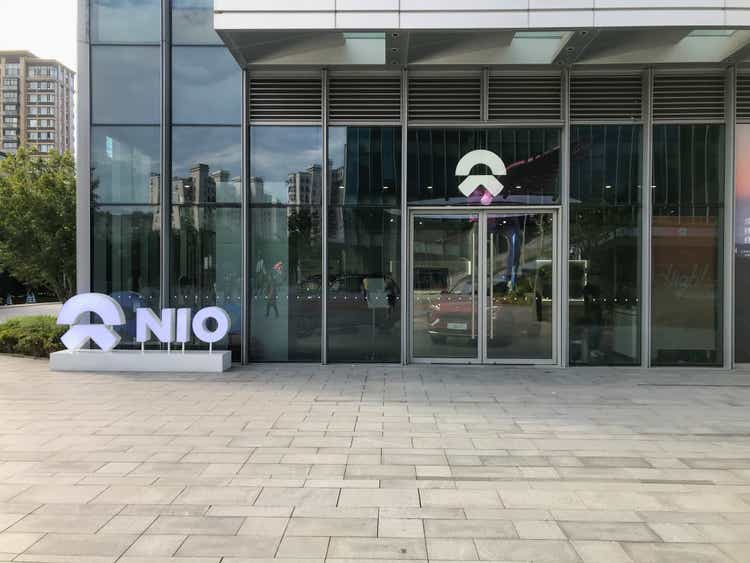 NIO logo en het Nio"s user center, NIO House
