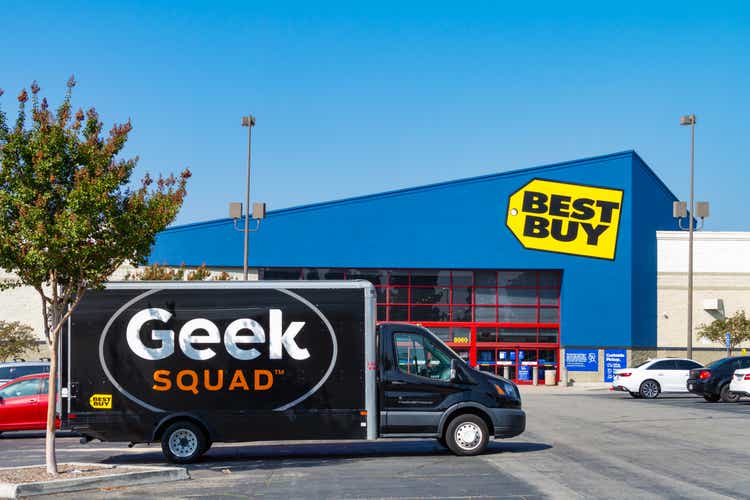 Geek Squad van parked at Best Buy
