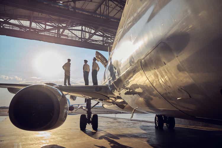 Beeld van zonnige dag in de luchthaven met vliegend personeel
