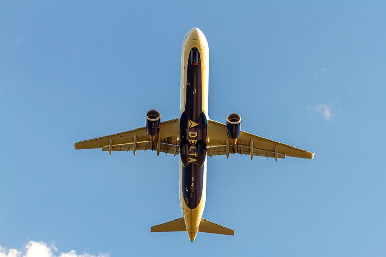 n Alaska Airlines vliegtuigen (Airbus A321) na het opstijgen van Reagan "nAirport.