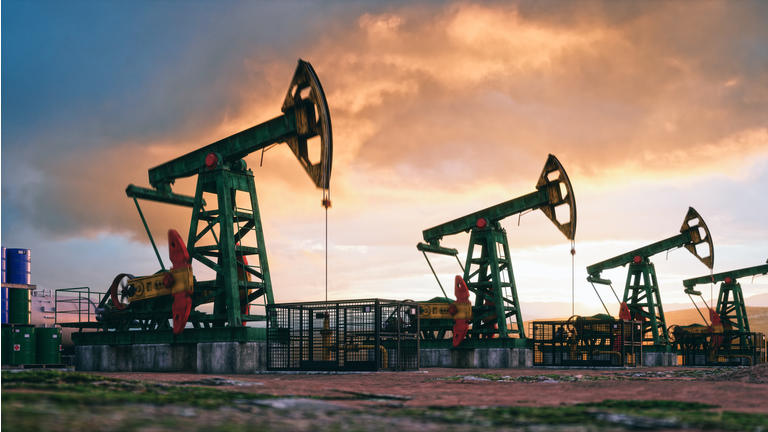 Pumpjacks de trabajo al atardecer