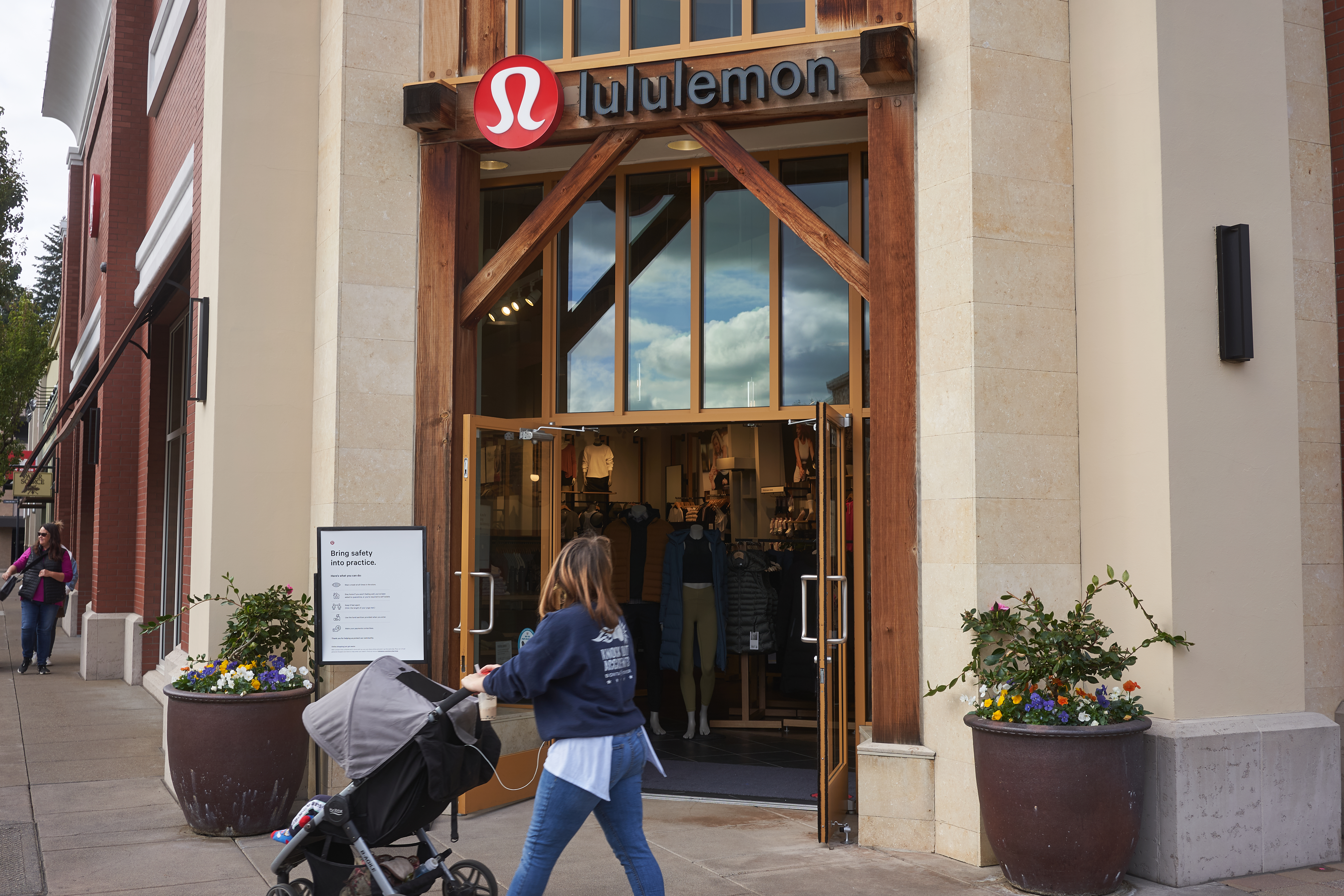 Lululemon Q2 Earnings A Post Pandemic Retail Winner NASDAQ LULU   Image 1281860084 