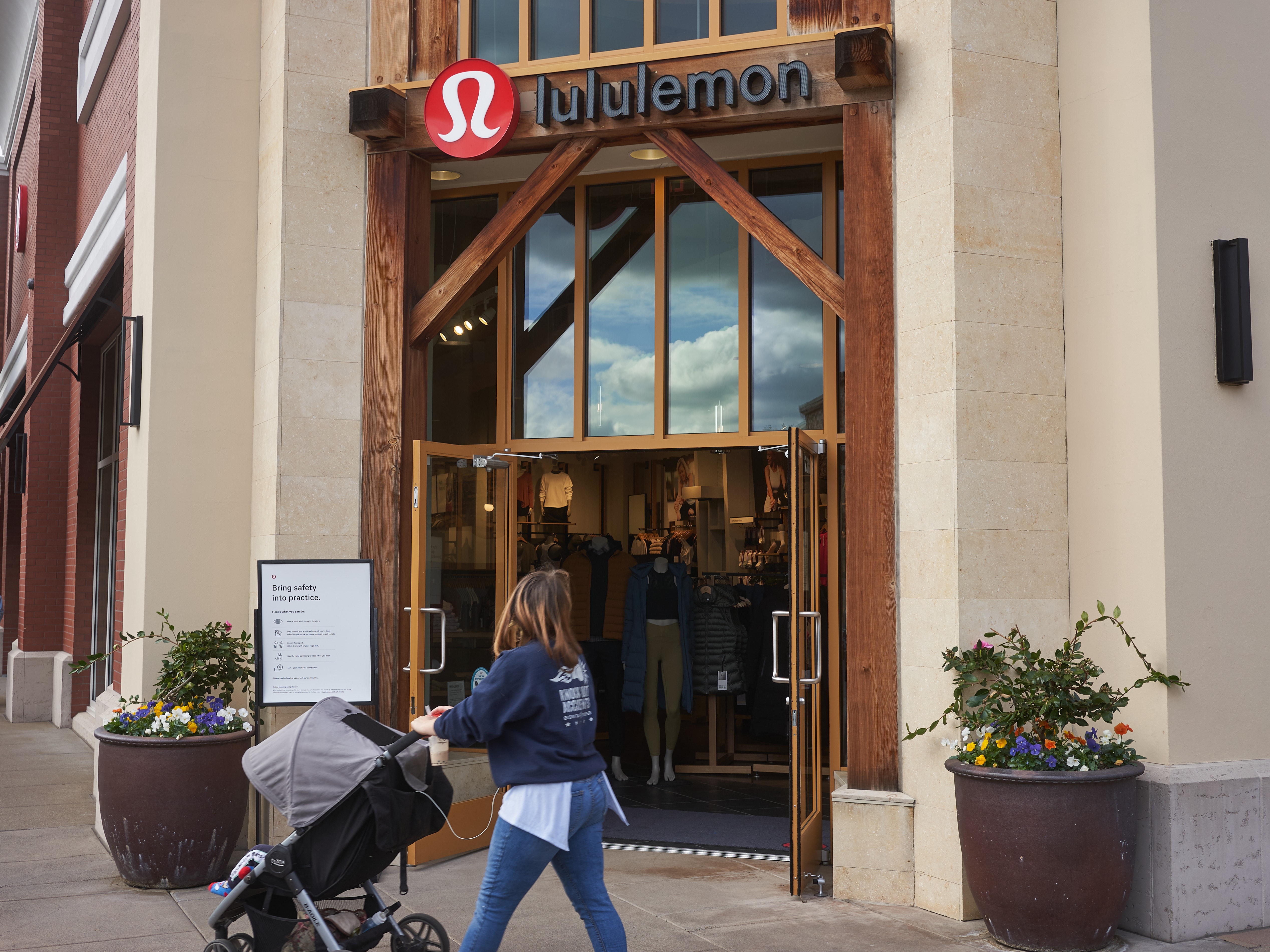 Lululemon Q2 Earnings: A Post-Pandemic Retail Winner (NASDAQ:LULU)