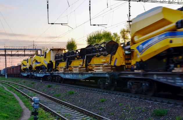 Transportation of agricultural harvesters 