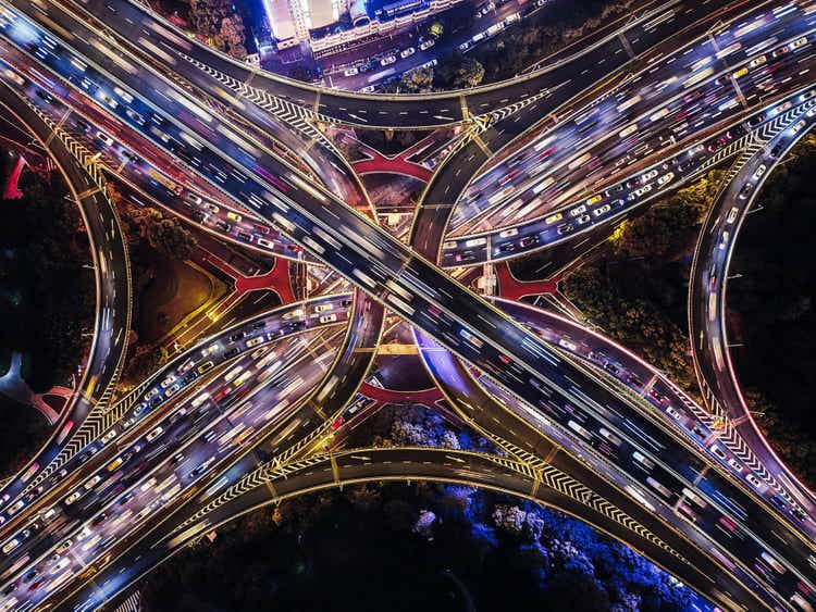 Drone Point View del paso elevado y el tráfico de la ciudad por la noche