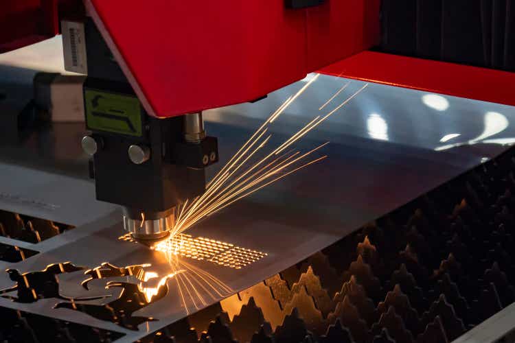 The fiber laser cutting machine cutting machine cut the metal plate.
