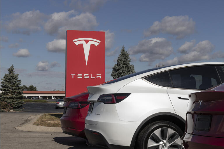 판매 준비를 기다리는 테슬라 전기 자동차. Tesla EV Model 3, S 및 X는 더 깨끗하고 친환경적인 환경의 핵심입니다.