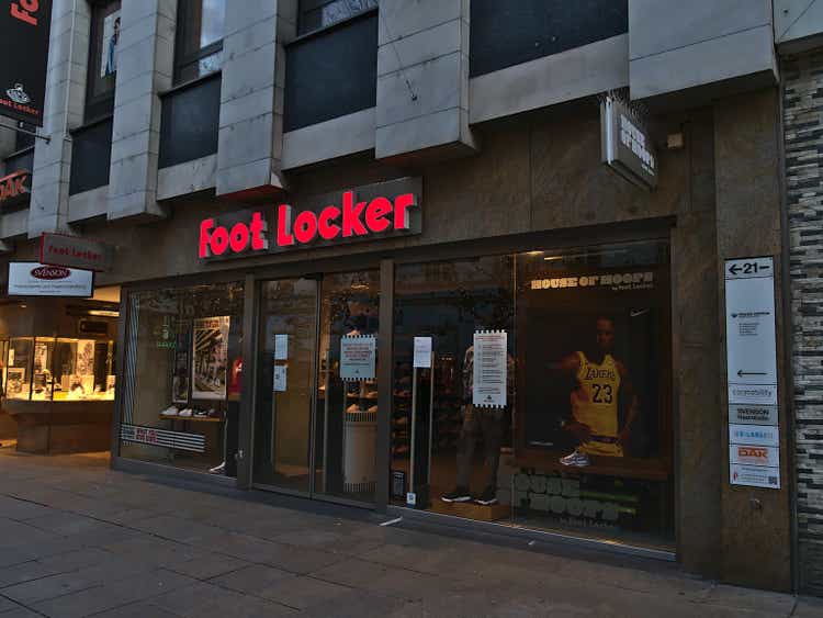 Closed branch of American sportswear and footwear retail company Foot Locker during Covid-19 lockdown in Königstraße. Text: Number of customers in shop is limited.