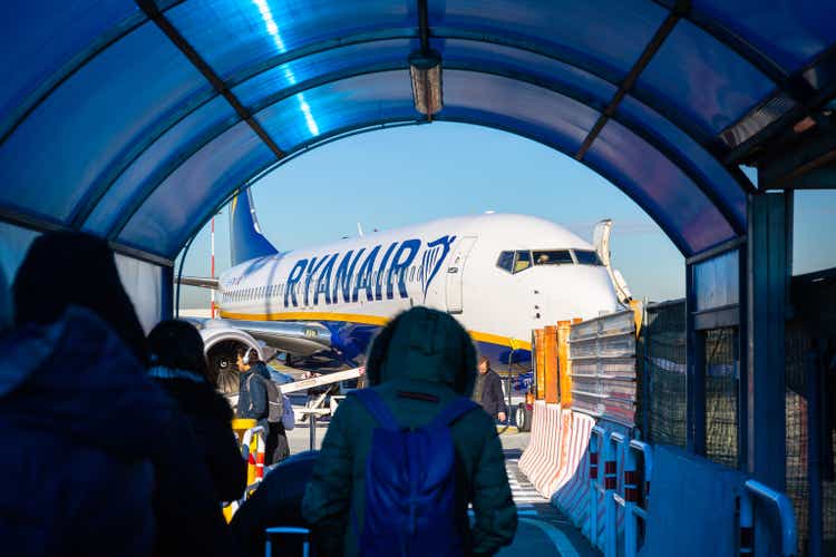 Persone in attesa di imbarco sull"aereo Ryanair all"aeroporto di Ciampino vicino a Roma.