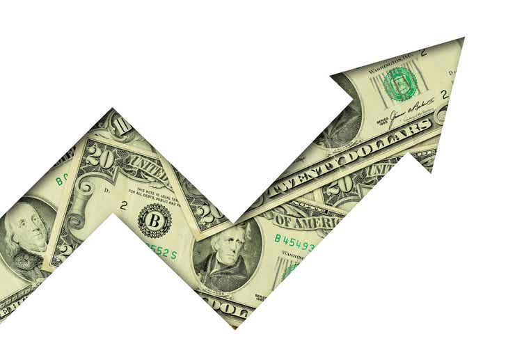 Stijgende pijl die van dollarbankbiljetten op witte achtergrond wordt gemaakt - Concept het groeien en stijgende tendens van dollarmunt