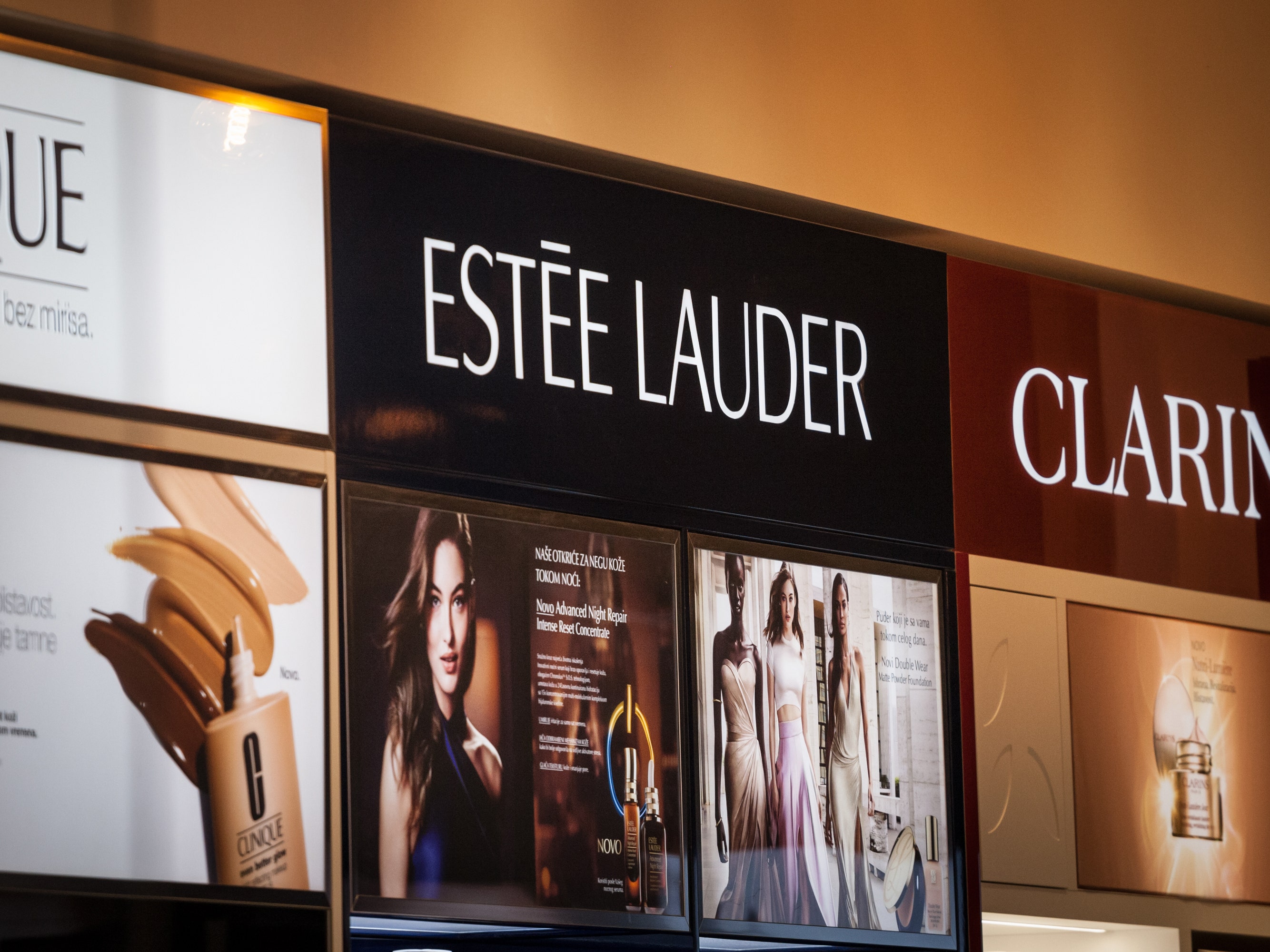 Estée Lauder: Far From Beautiful (NYSE:EL)